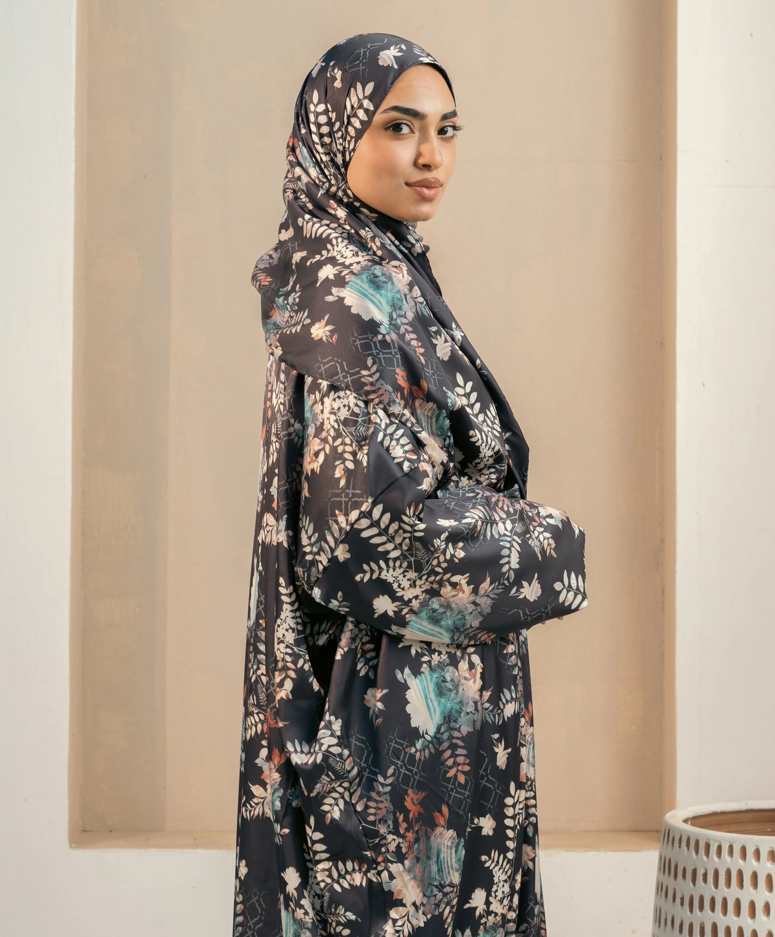 Dark Floral Satin Isdal - Image 2